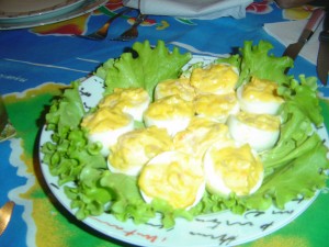 Ovos com camarão e maionese